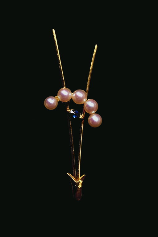 Brooch with thin strips of gold and pearls