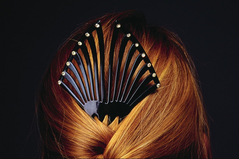 Comb juuksed on musta värvi, koos teemandid