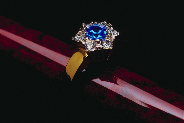 Ring dengan sapphire dan berlian