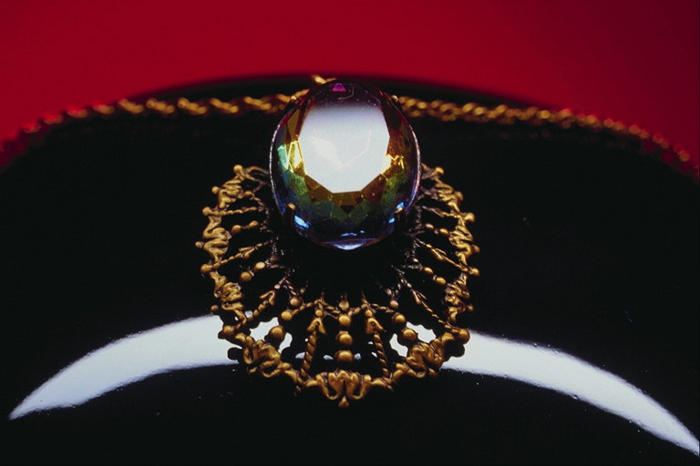 Prsten s figurami z hnědého kovu