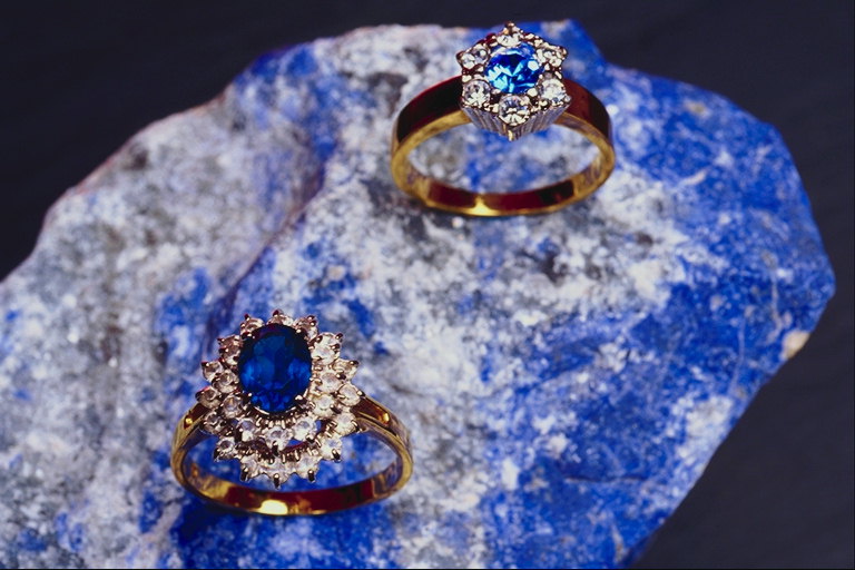 Žiedas su safyras. Tamsiai mėlyna akmuo su dviejų eilių deimantų. Žiedo formos gėlės su šešių Petals