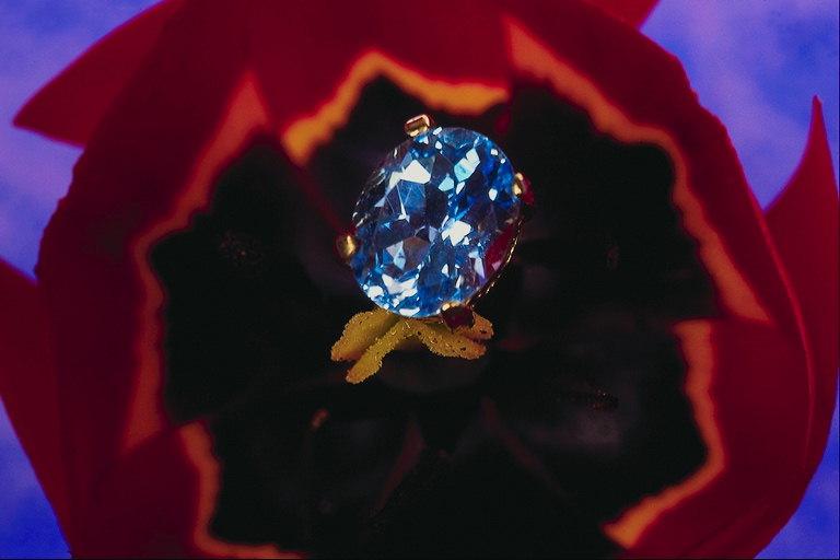 Sapphire prstan z velikim temno modra