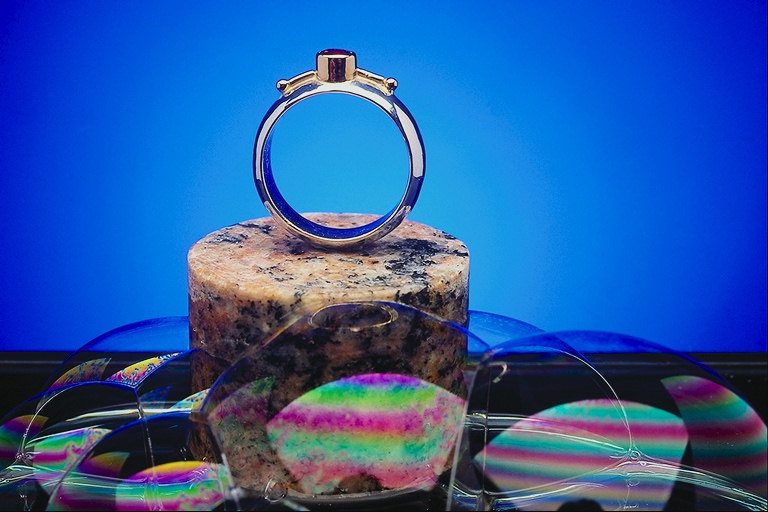 Кольцо с рубином на подставке с камня
