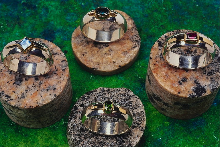 Široké prstene s kameňmi rôznych tvarov a farieb
