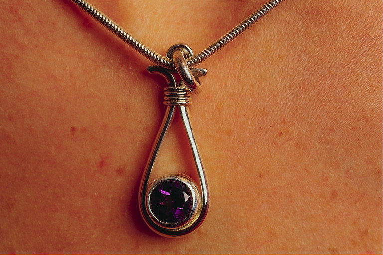 Медальон с деликатния висулки във формата на капки с камък тъмно лилав цвят