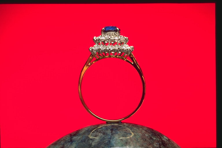 Ring avec un saphir et le diamant deux étages