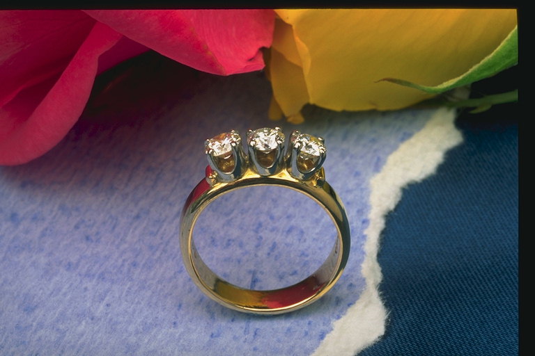 Um anel com três pedras