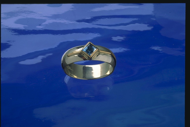 Широкое кольцо с сапфиром в виде ромба