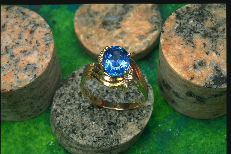 Ringen med figuren i form av en våg med en stor safir