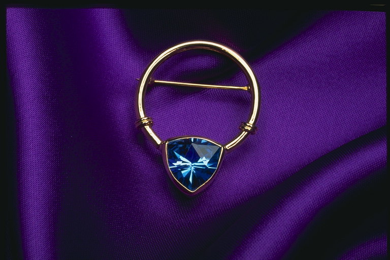 Brooch in the form of a stone circle with a triangular shape