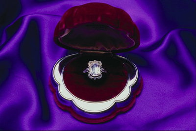 Перстень с диамантом. Фигурный рисунок с метала