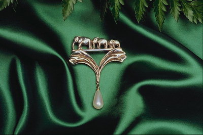 Broška z dragulj v obliki kapljic. Tri slonov