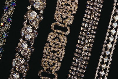 Unha variedade de pulseiras con pedras preciosas