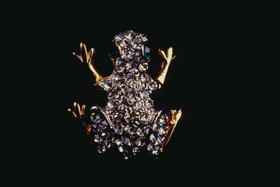 Brosje i form av frosker med gull ben og kropp i edelstener