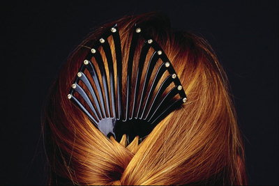 Comb Haar in schwarz, mit Diamanten