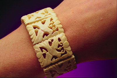 Bracelet with white material with images of birds