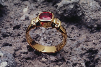 Ring kecil dengan ruby