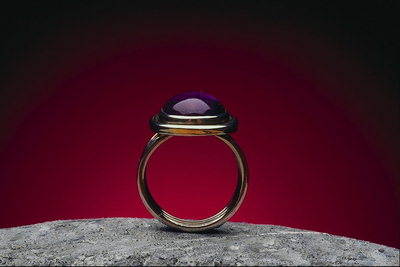 טבעת עם אבן דובדבן כהה צלילים