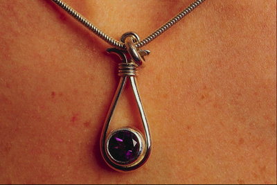 Varëse me delikate pendants në formën e droplets me një gur të errët ngjyrë vjollcë