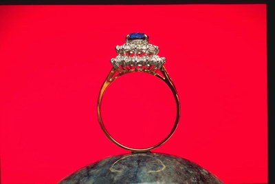 एक नीलमणि और हीरा दो मंजिलों के साथ अँगूठी
