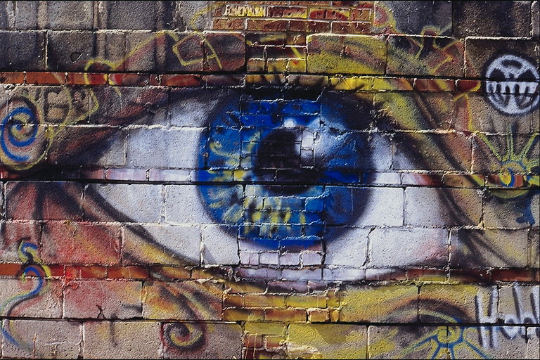Изображение глаза с синей радужной оболочкой
