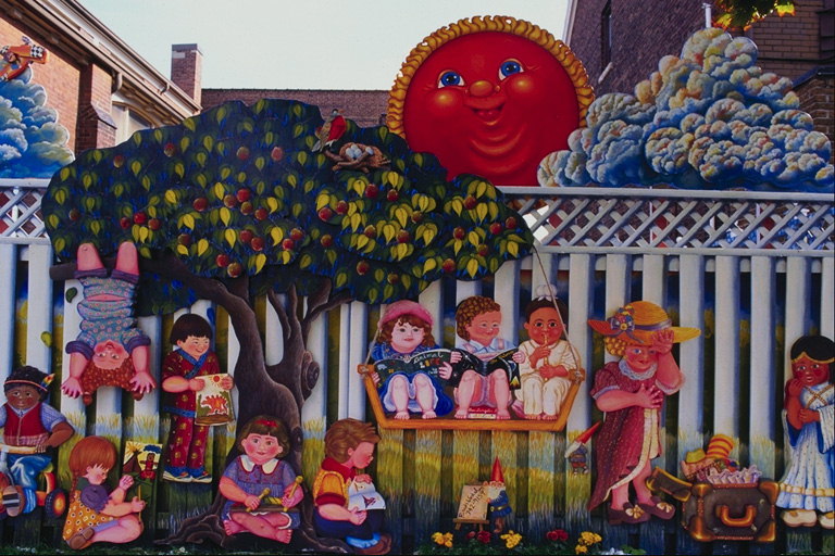 Дитячий сад і його атрибутика: гойдалки, іграшки, сонце