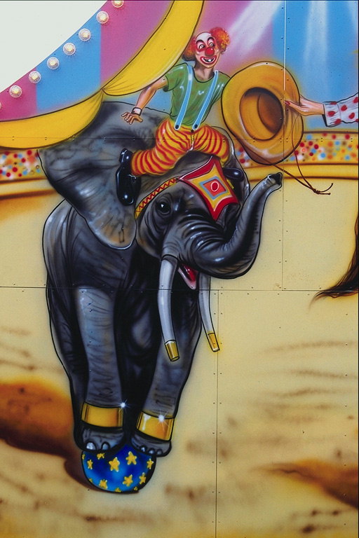Рисунок клоуна на сцене цирка на слоне 