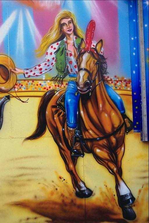 Девушка со светлыми, распущенными волосами верхом на коне