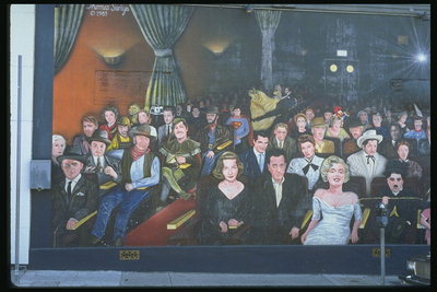 Рисунок залы с людьми в кинотеатре