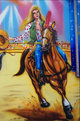 Девушка со светлыми, распущенными волосами верхом на коне