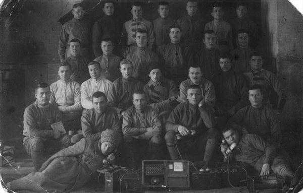 Фотография радистов с телефонными аппаратами прошлого столетия