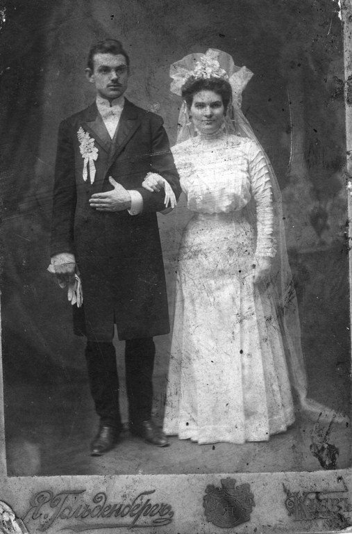 Свадебная фотография отца и матери русского президента