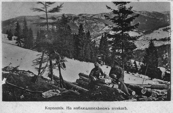 Солдаты на зимнем лесоповале во время отдыха