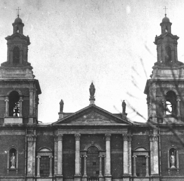 Het gebouw van de christelijke kerk met gebroken ramen van artillerie-explosies