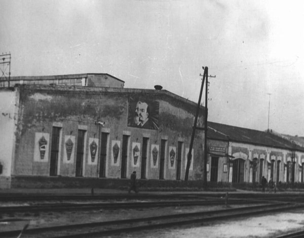 Фотография  Ленина на стене одноэтажного здания завода