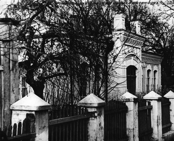 Recinzione con pilastri in pietra e recinzione in legno attorno all\'ambasciata americana