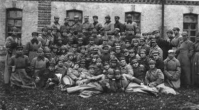 Солдаты в зимним военном обмундировании перед зданием
