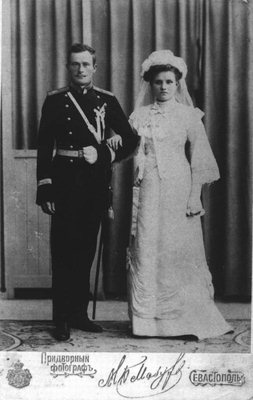 Фотография моряка с невестой перед расставанием на войну