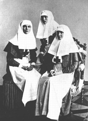  Фотография медицинских сестёр в платках - работниц красного креста