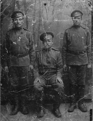 Снимок в лесу с партизанами. Начальник и двое подчинённых
