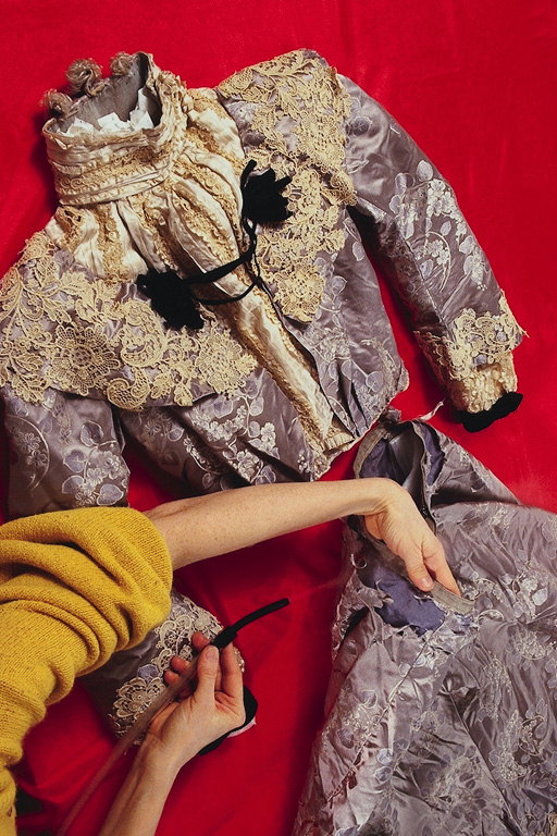 Граы-лила хаљине са златом плетеница и црне чипке