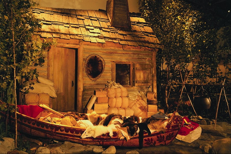 Лодка с меховыми шкурами животных и стен дома