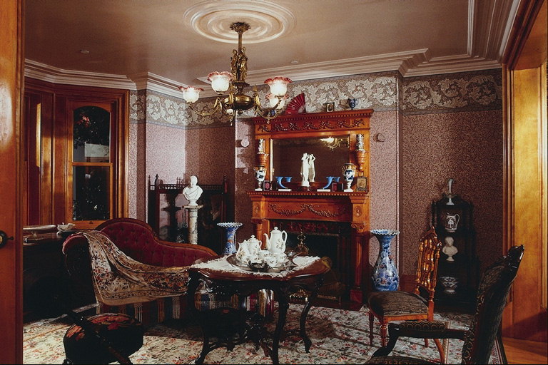 Кімната з дерев\'яний меблями, фарфору і каміном