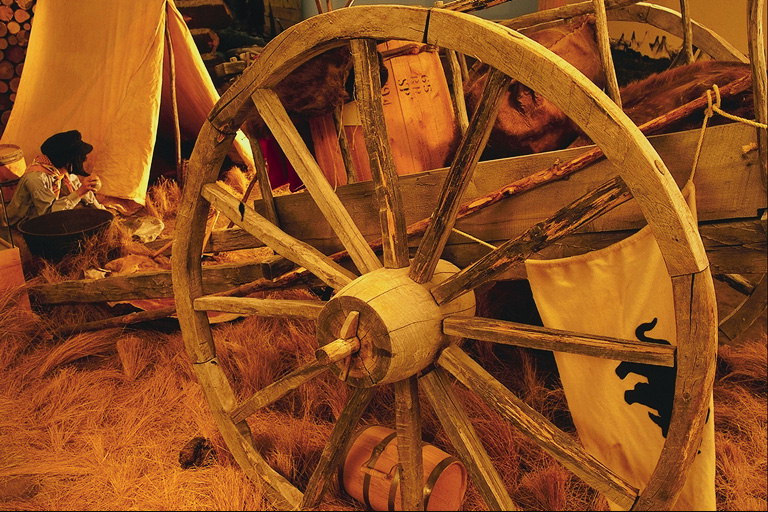 Kassavagnen med stora träfartyg hjul