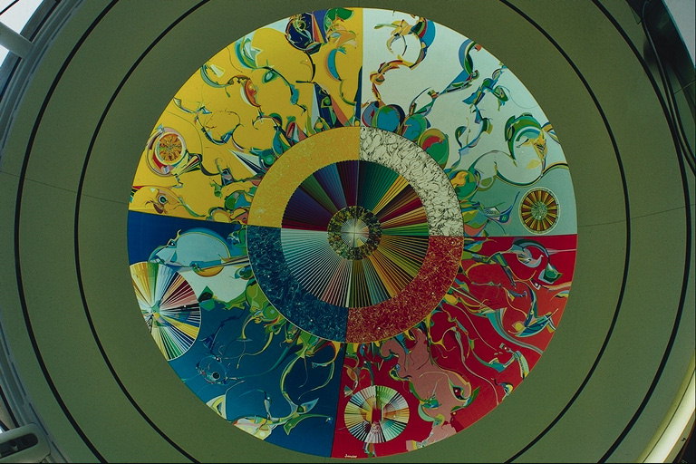 Табло круглої форми символізує чотири сезону року