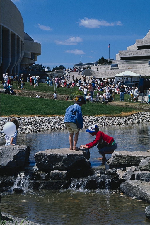 Les enfants sur les rochers dans la rivière