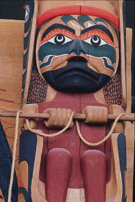 A madeira figura dun home mascarado nun barco