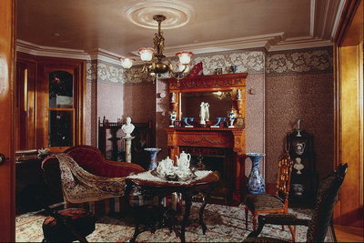Une chambre avec des meubles en bois, de porcelaine et d\'un foyer