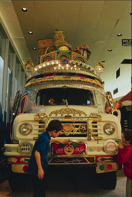 Masina cu imagini şi ornamente cu lumini colorate