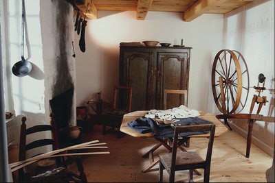 Una camera con un vecchio armadio e accessori per la fabbricazione di filati